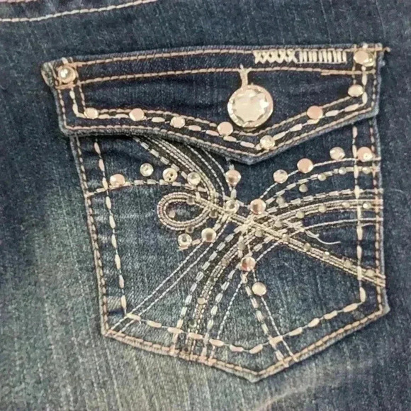 Thrill Women's Size 15 NWT Distressed Stud Back pocket Straight Leg Jeans - Picture 3 of 16